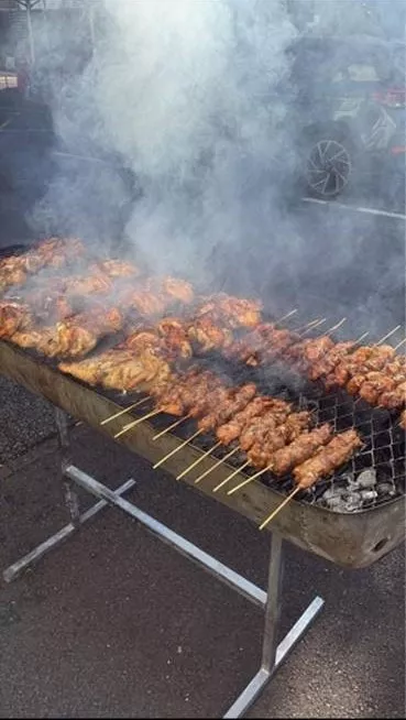 Manger des grillades avec une sauce créole réunionnaise, Saint-Denis, La Barquette Royale
